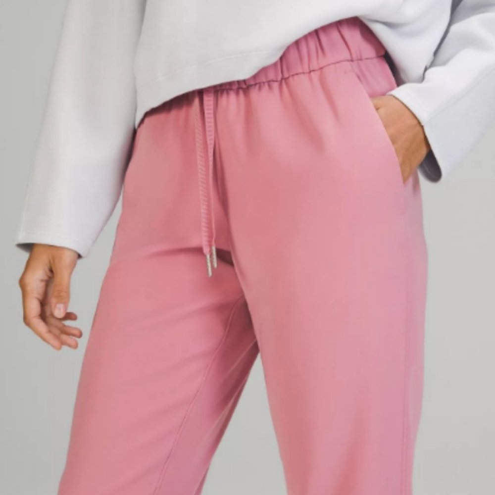 NWT lululemon On the Fly Jogger WOVEN Easy Care Pink Taupe  28"  Size 6 8 - Picture 3 of 8